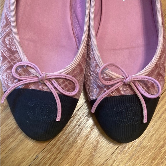Chanel Pink and Black Women's Ballet Flats - Picture 5 of 7